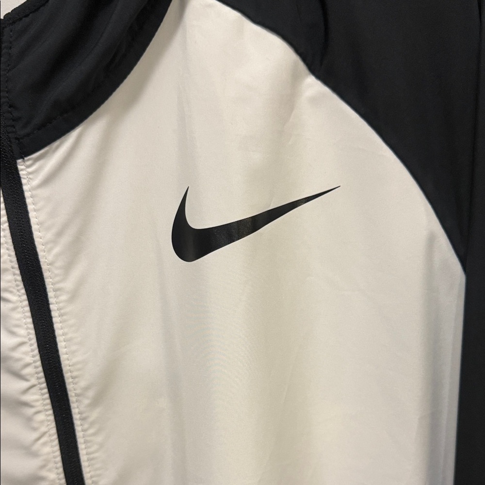 Nike Men’s Black & White Hooded Windbreaker with Sleeve Graphics - Picture 4 of 7